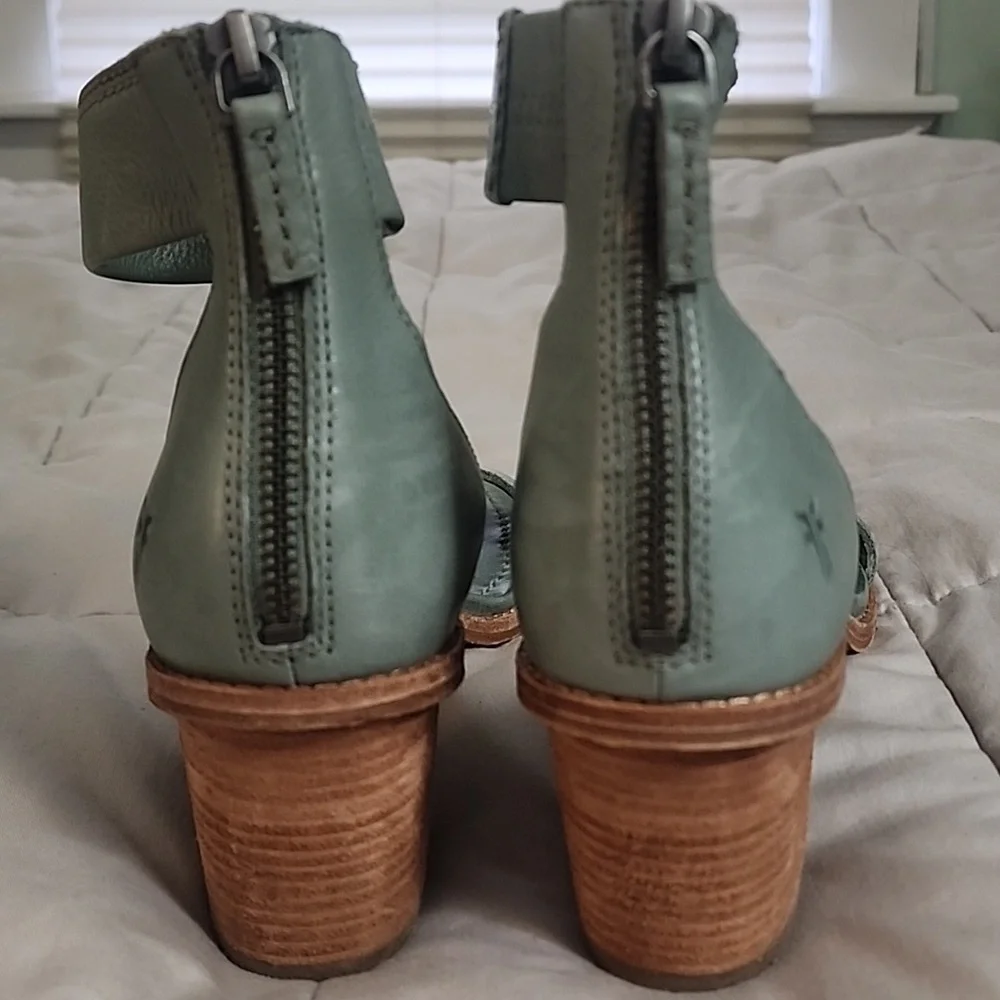 Frye Ankle-Strap Sandals in Sage Green Sz 8